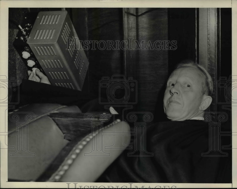 Load image into Gallery viewer, 1954 Press Photo Judge Edward Blythin controlling sound system
