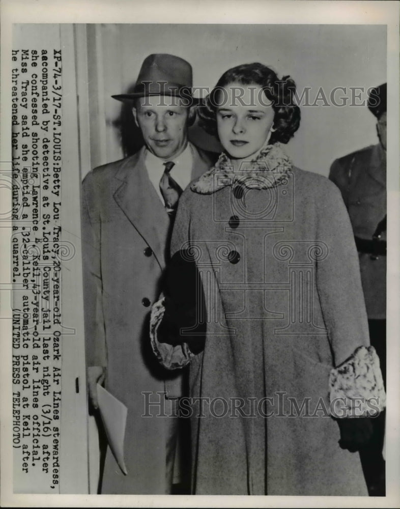 Load image into Gallery viewer, 1952 Press Photo B.L. Tracy accompanied by detective at St. Louis County Jail
