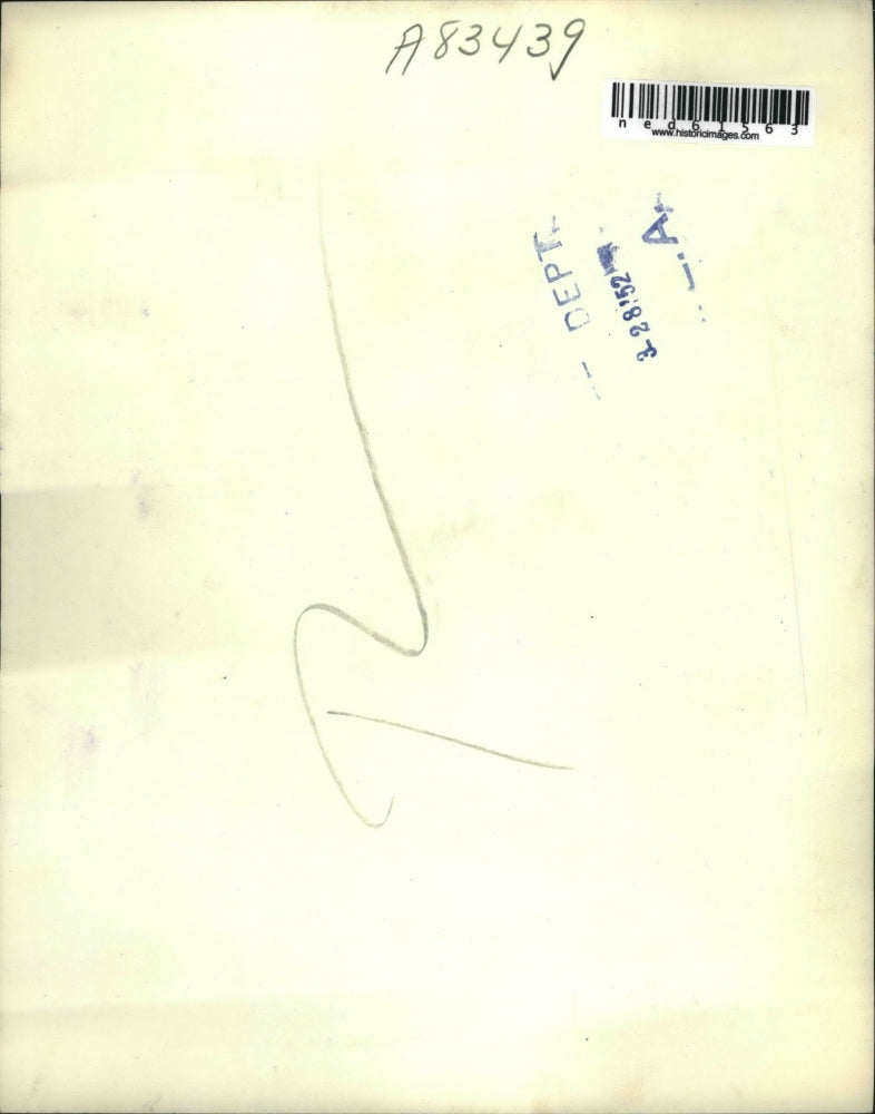 1952 Press Photo B.L. Tracy accompanied by detective at St. Louis County Jail