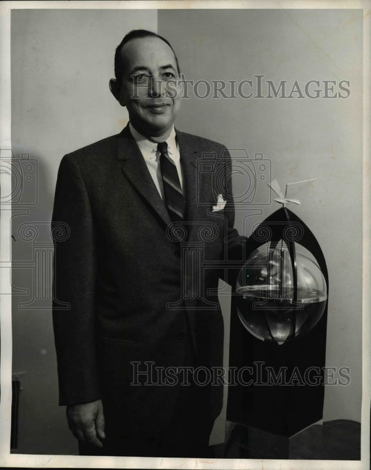 1959 Press Photo George M. Bunker, President of The Martin Company, gets trophy