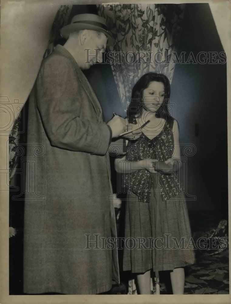 Load image into Gallery viewer, 1961 Press Photo Reporter Joe Sepich &amp; Fortune Teller Betty Eli

