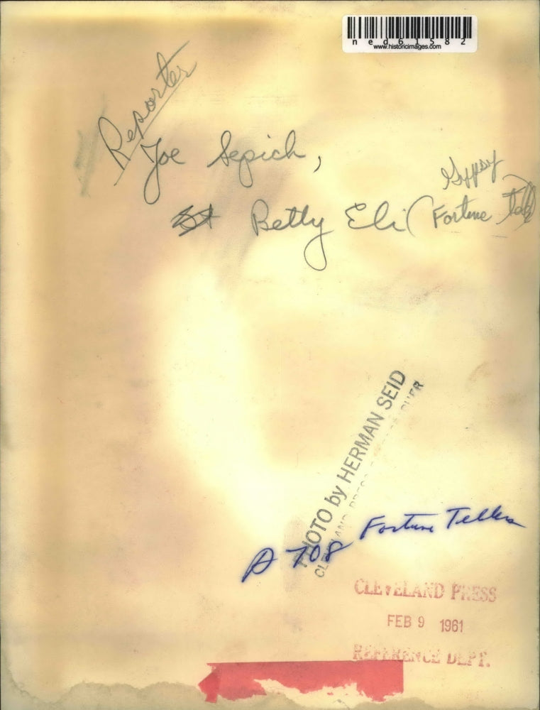 1961 Press Photo Reporter Joe Sepich & Fortune Teller Betty Eli