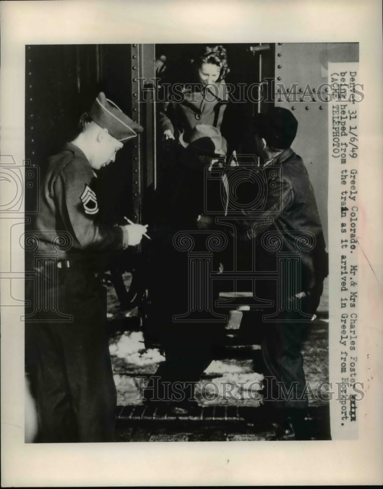 Load image into Gallery viewer, 1949 Press Photo Mr &amp; Mrs. Charles Foster helpedfrom train at Greely Colorado
