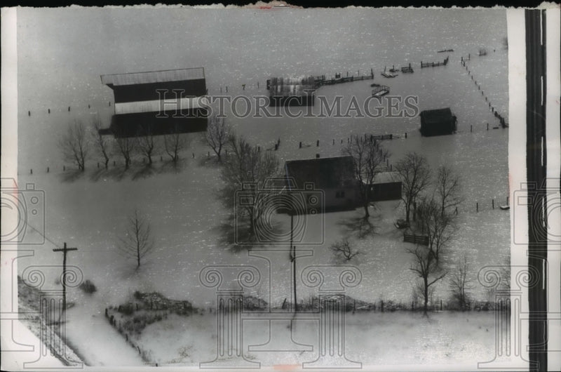 Load image into Gallery viewer, 1957 Press Photo Farm Buildings in Flood Waters as the Black River flowed over
