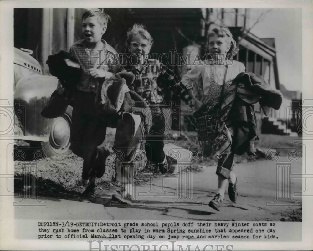 1964 Press Photo Grade School Pupils doff Winter coats play in Spring Sunshine