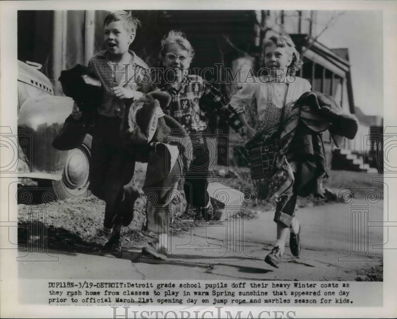 Load image into Gallery viewer, 1964 Press Photo Grade School Pupils doff Winter coats play in Spring Sunshine
