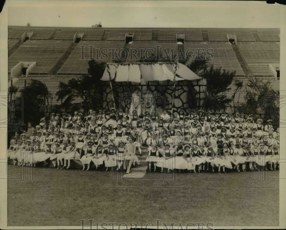 1926 Press Photo The Court ensemble with the May Queen, Miss Alison Saunders