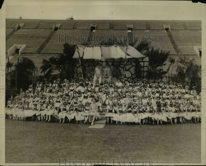 Load image into Gallery viewer, 1926 Press Photo The Court ensemble with the May Queen, Miss Alison Saunders
