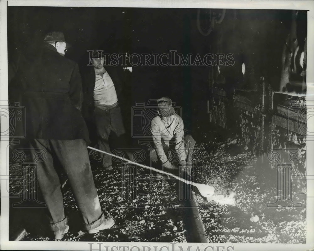 1941 Press Photo At the Otis Steel Company, pouring test from furnace