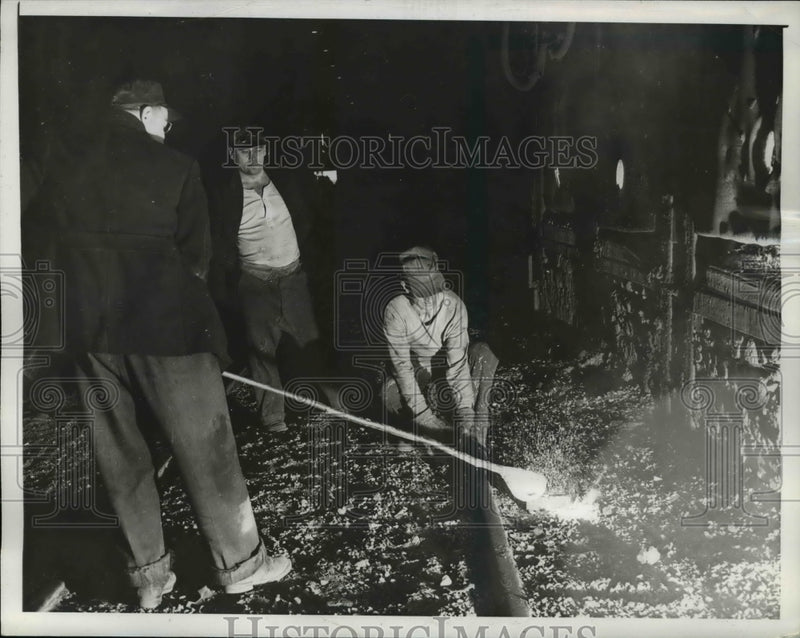 Load image into Gallery viewer, 1941 Press Photo At the Otis Steel Company, pouring test from furnace
