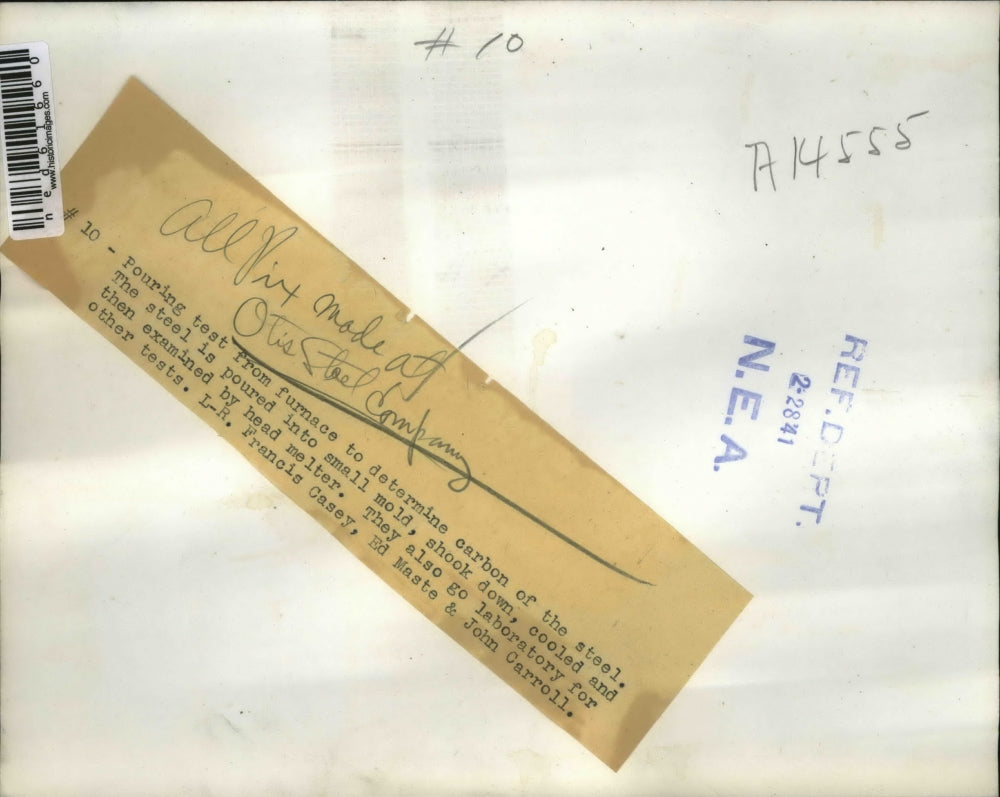 1941 Press Photo At the Otis Steel Company, pouring test from furnace