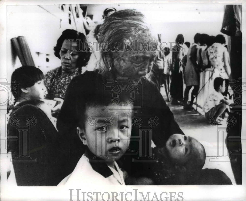 1969 Press Photo Elderly Chinese Woman and children ay Refugee center.