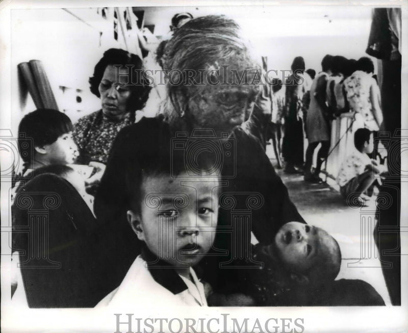 Load image into Gallery viewer, 1969 Press Photo Elderly Chinese Woman and children ay Refugee center.
