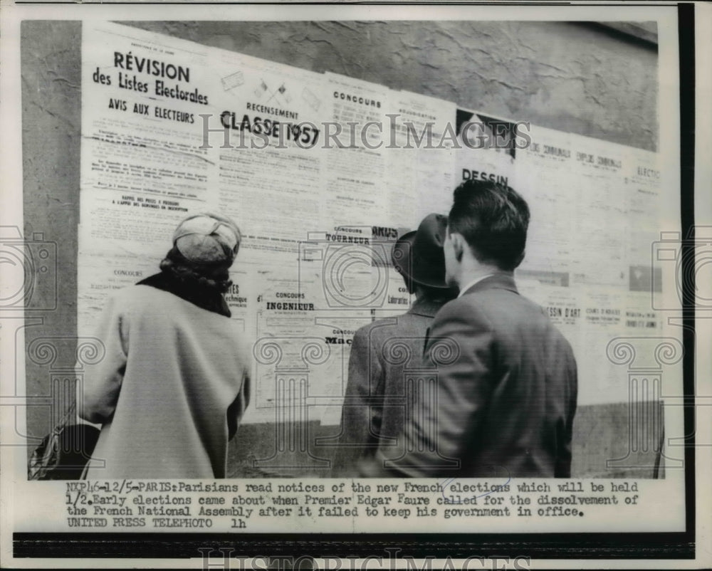 1955 Press Photo Parisians read notices of the new French elections