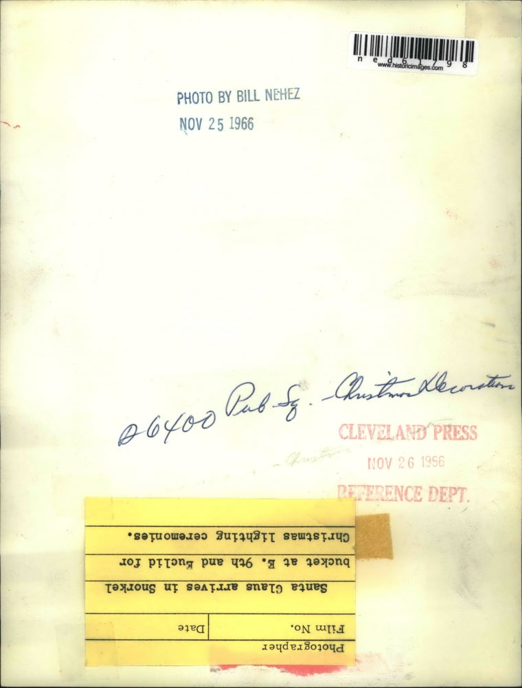 1956 Press Photo Santa Claus in Snorkle Bucket at E 9th and Euclid