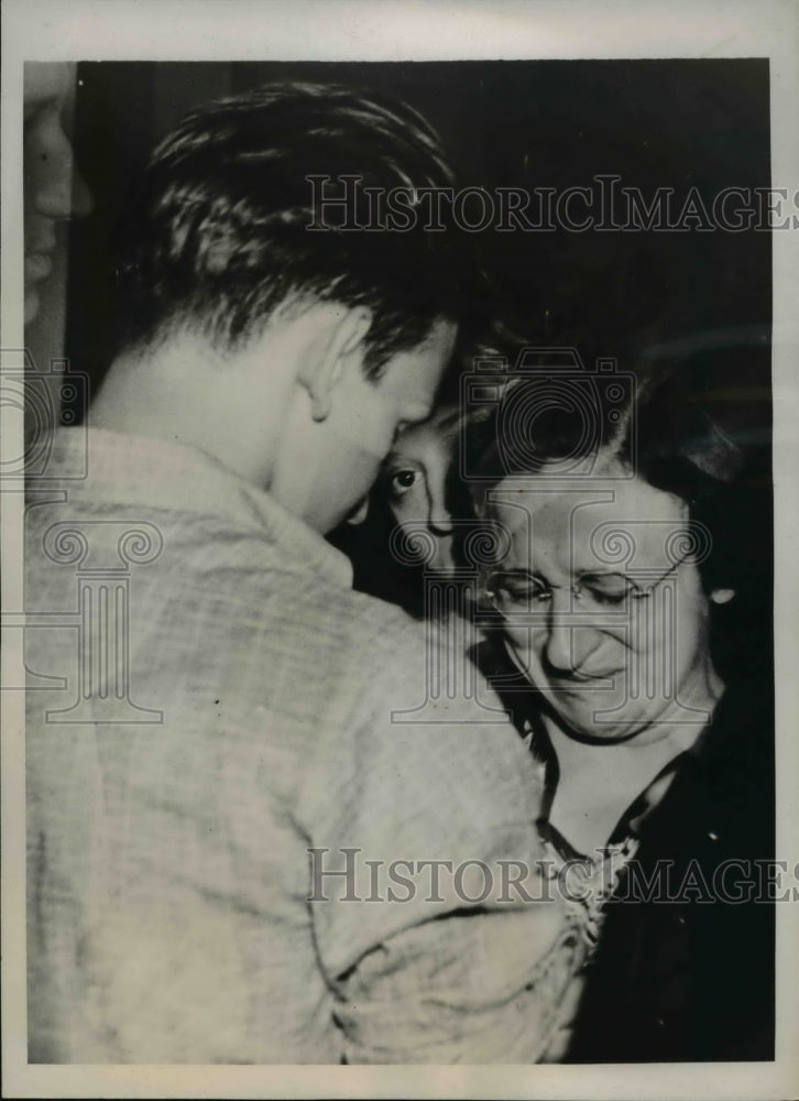 1938 Press Photo Raymond Helminski confront mother, Mrs Walter Helminski
