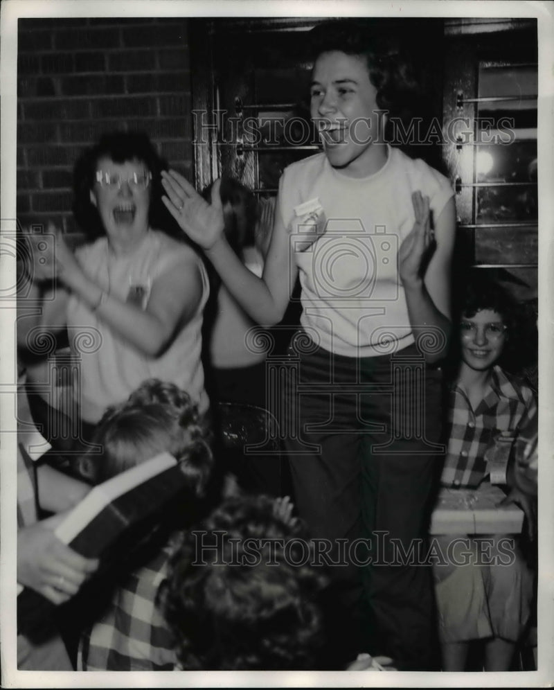 Load image into Gallery viewer, 1952 Press Photo Team Captain Wilma Rose Lowe smiles as judges name the winner
