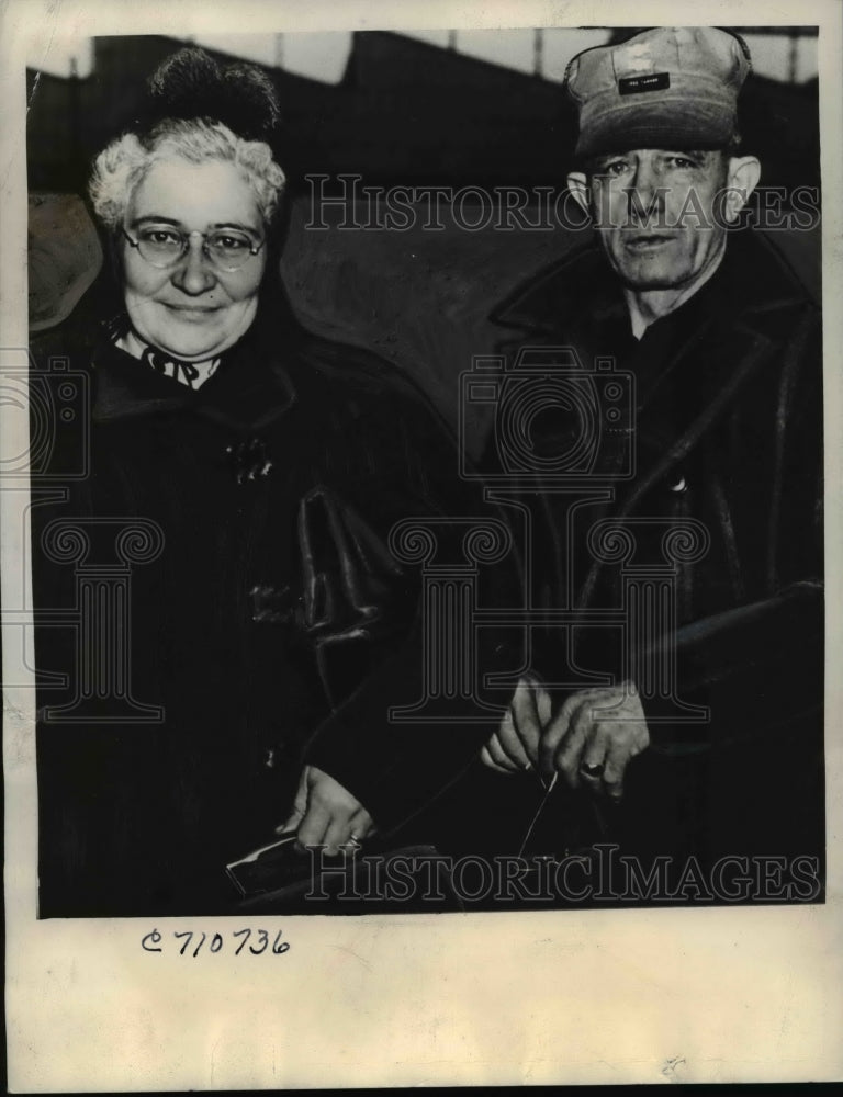 1944 Press Photo Mr. and Mrs. Jess Tanner, head an all out war family