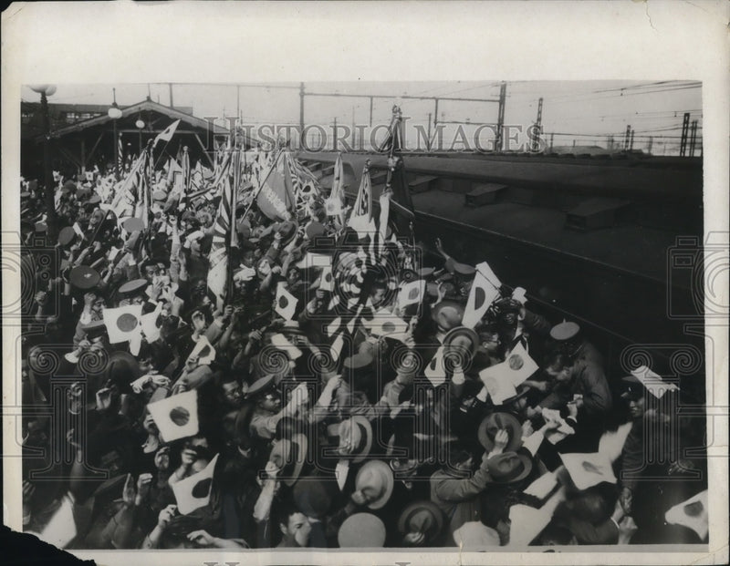 Load image into Gallery viewer, 1931 Press Photo Soldiers of 8th Division at Shinagawa, Japan railway station
