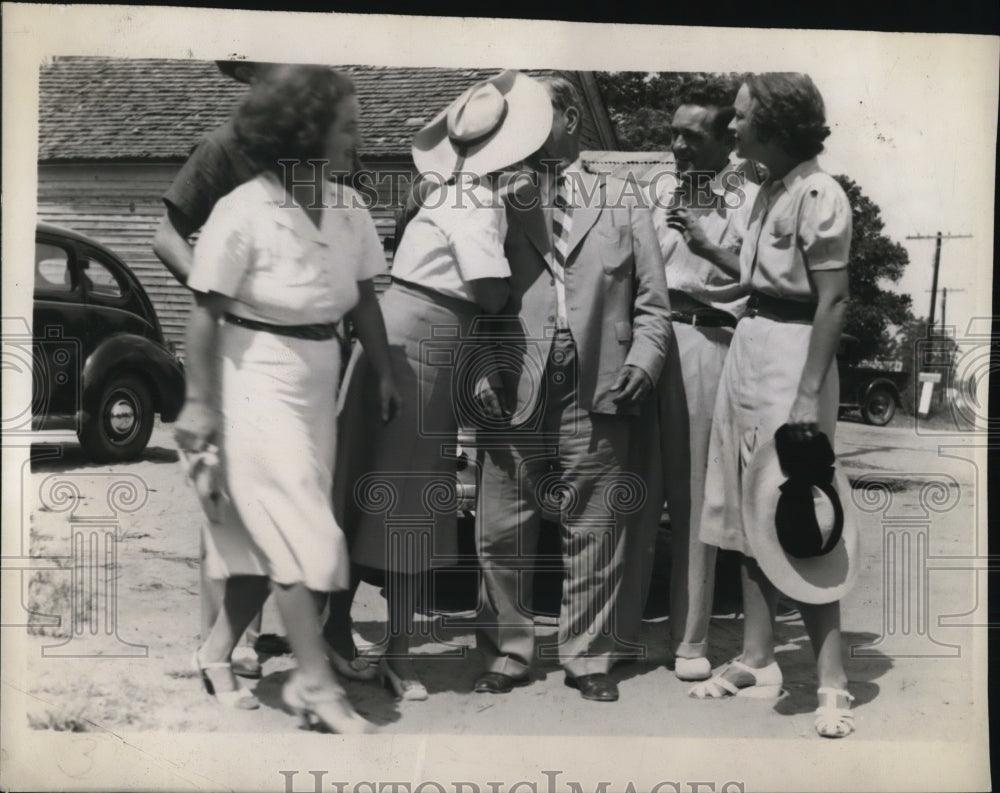 1938 Press Photo Ed Smith, surrounded by friends
