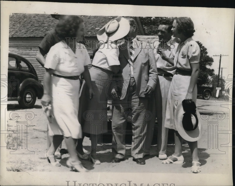 Load image into Gallery viewer, 1938 Press Photo Ed Smith, surrounded by friends
