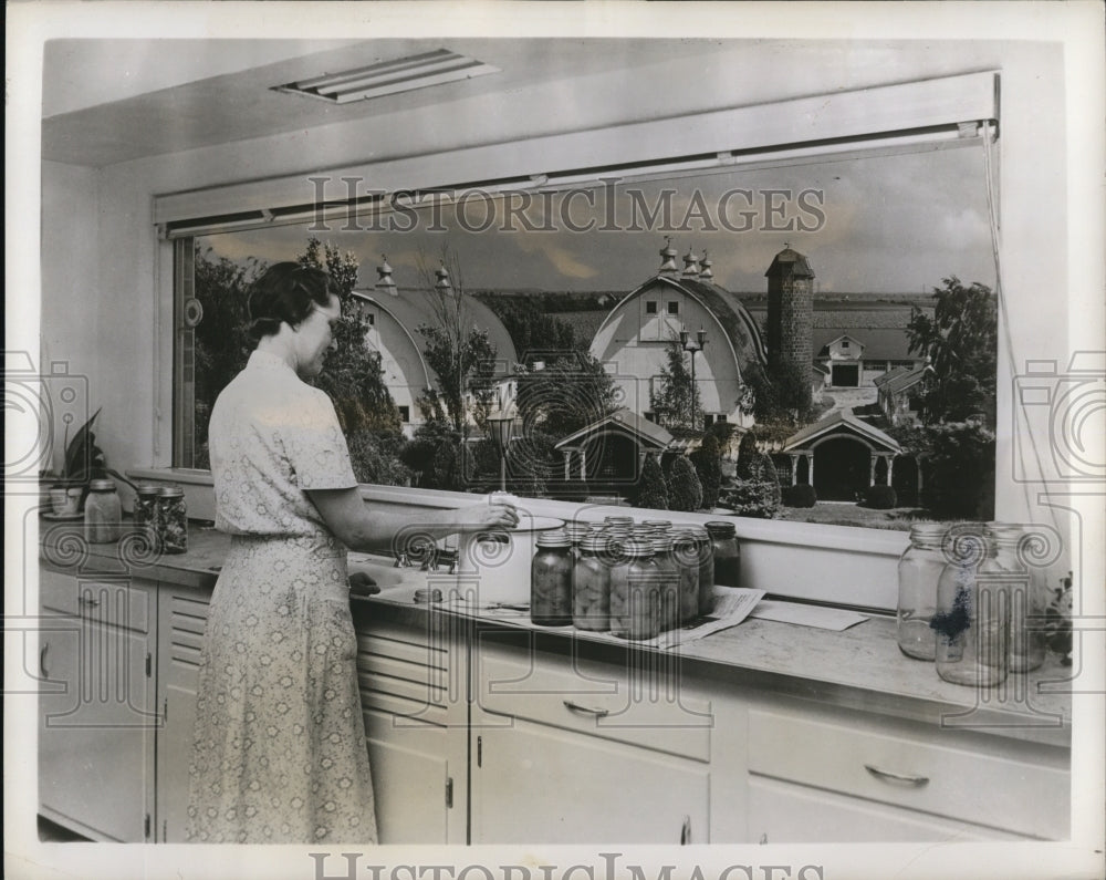 1949 Press Photo An over-the-sink standard window unit called Thermopane