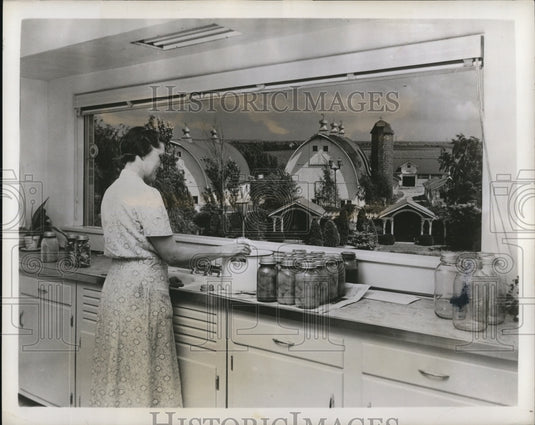 1949 Press Photo An over-the-sink standard window unit called Thermopane