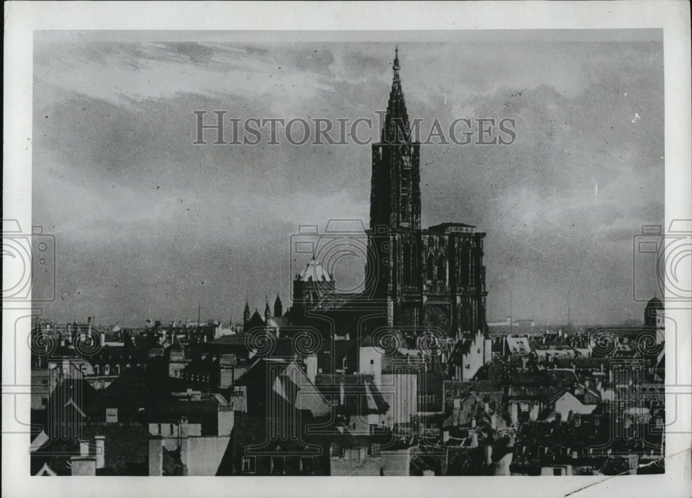 1933 Press Photo The Strasbourg Cathedral view from the old quarter of the city
