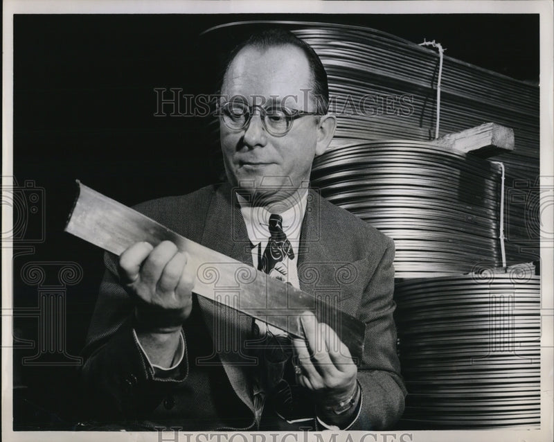 Load image into Gallery viewer, 1954 Press Photo General Electric Co. employee, John S. Erwin
