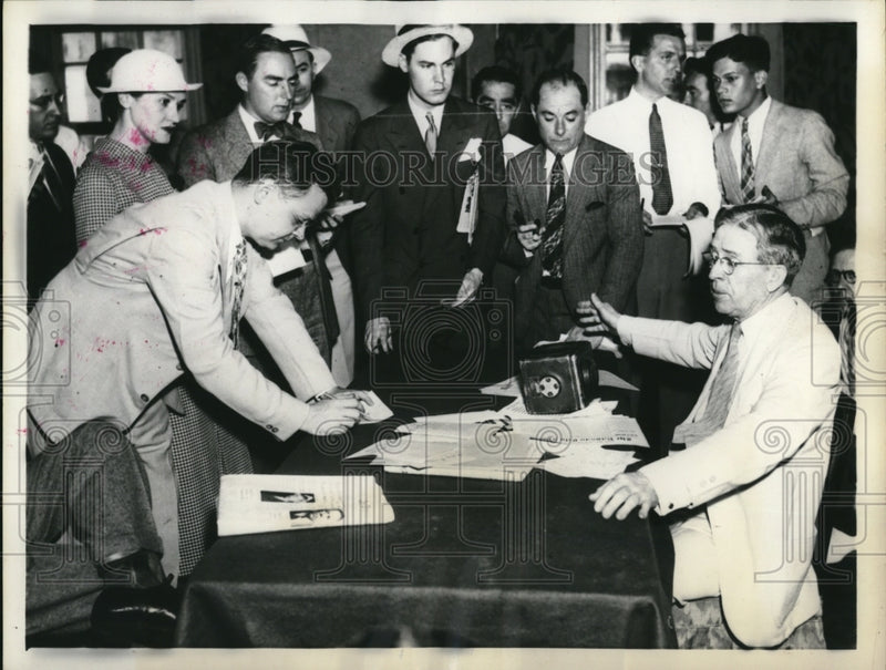 Load image into Gallery viewer, 1935 Press Photo Ewing Y. Mitchell, Deposed Commerce Secretary Press Conference
