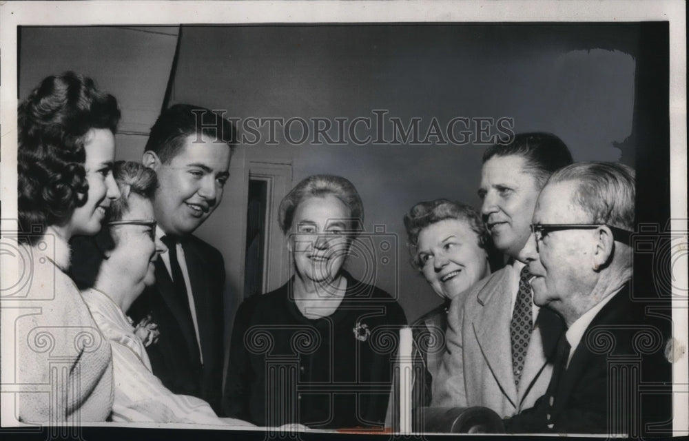 1958 Press Photo Reverend Bennie Morris, Milwaukee Church Congregation Members
