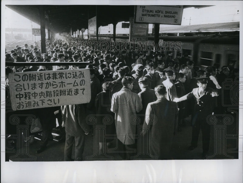 Load image into Gallery viewer, 1961 Press Photo Tokyo, Japan for crushing crowds of commuters at railway
