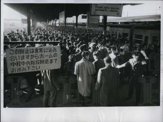 1961 Press Photo Tokyo, Japan for crushing crowds of commuters at railway
