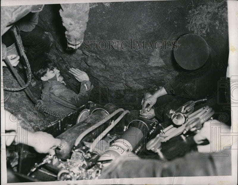 Load image into Gallery viewer, 1949 Press Photo Chicago Tony Bolero died when sewer collapsed on him
