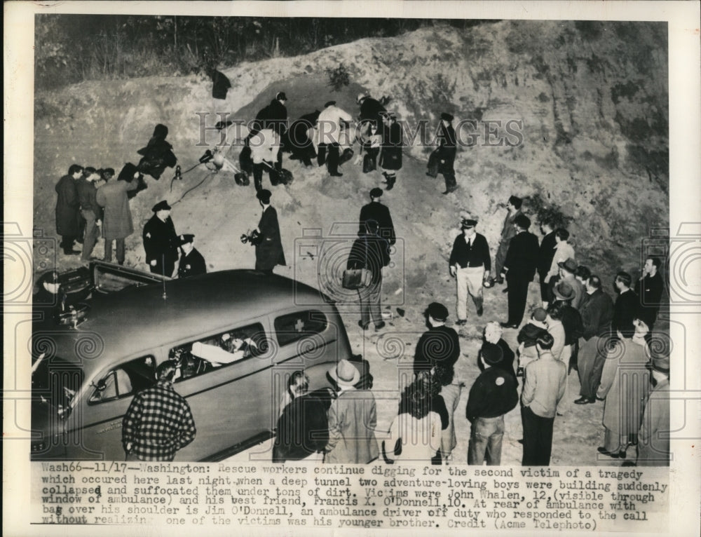 1948 Press Photo Wash DC workers dig victims from site of cave in burial