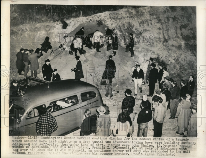 Load image into Gallery viewer, 1948 Press Photo Wash DC workers dig victims from site of cave in burial
