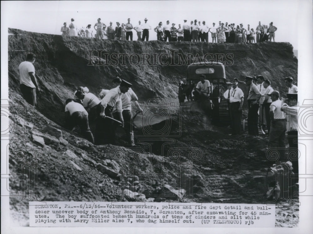 1956 Press Photo Volunteer workers, policemen and firemen work together