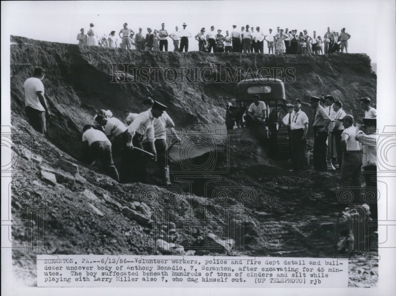 Load image into Gallery viewer, 1956 Press Photo Volunteer workers, policemen and firemen work together
