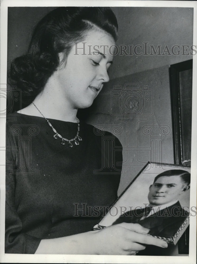 Load image into Gallery viewer, 1942 Press Photo Hutchinson Minn Pvt Milburn Henke photo in hands of fiancee
