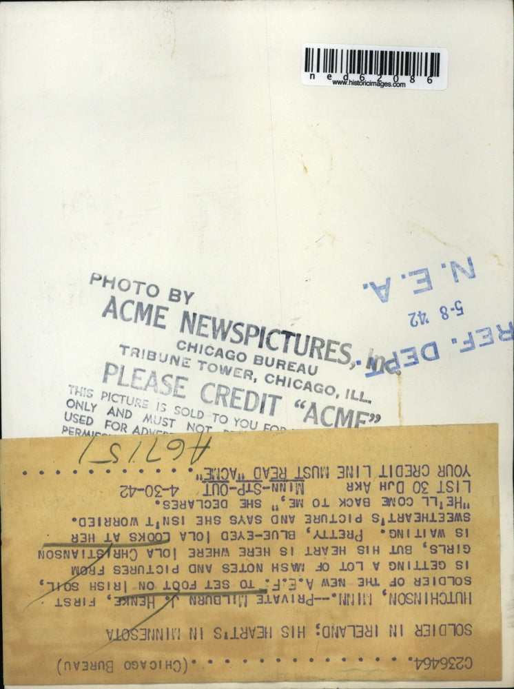 1942 Press Photo Hutchinson Minn Pvt Milburn Henke photo in hands of fiancee