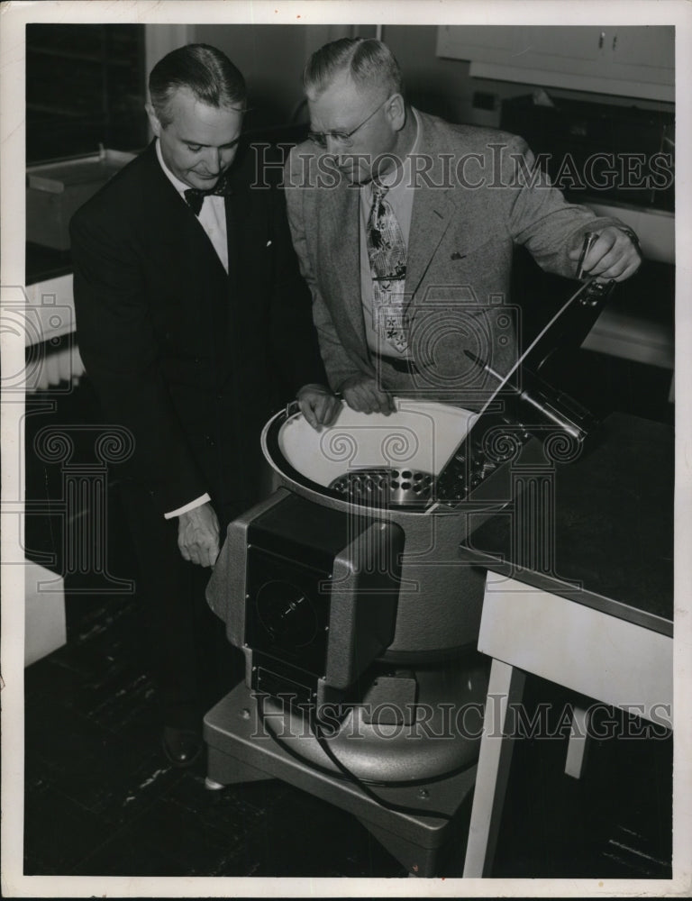 1951 Press Photo Dr John B Hazard Cleveland Clinic &amp; Dr Russell Crawford