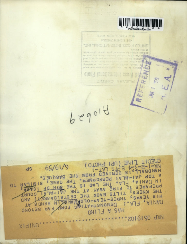 1959 Press Photo Man Olin, Isasa's son, fires away at Jai-Alai court