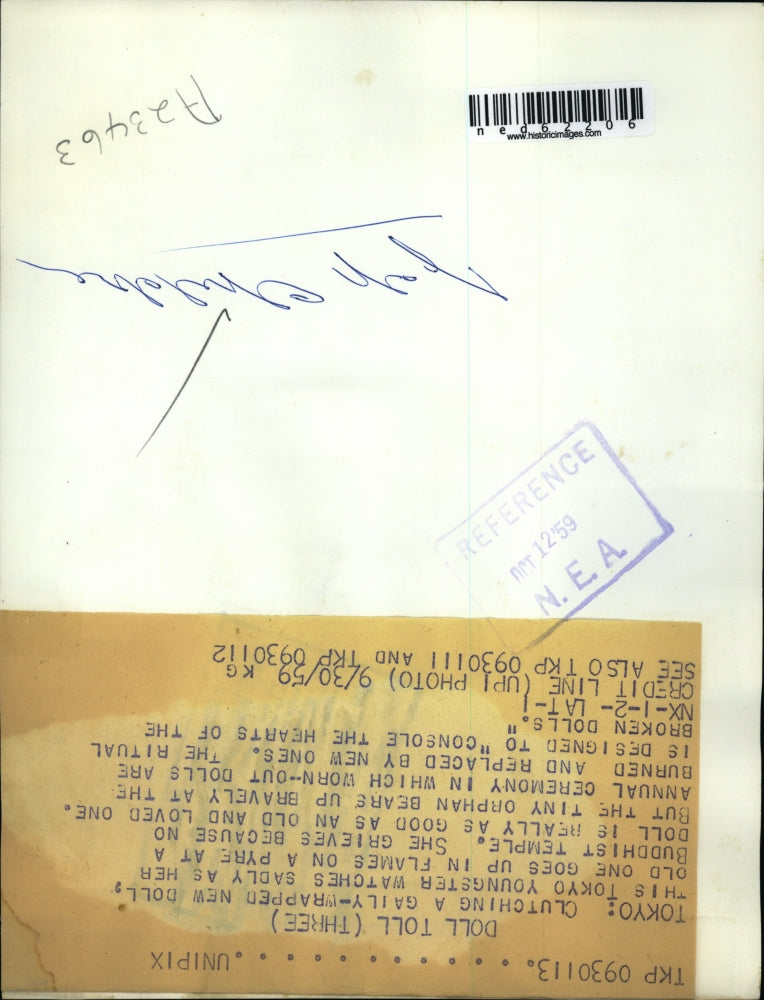 1959 Press Photo Tokyo youngster watches sadly as her old doll goes in flame