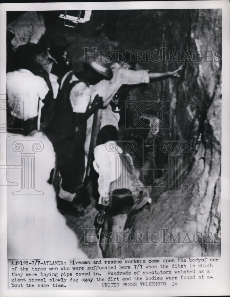 1953 Press Photo Atlanta G afiremen rescue men at cave in of a ditch