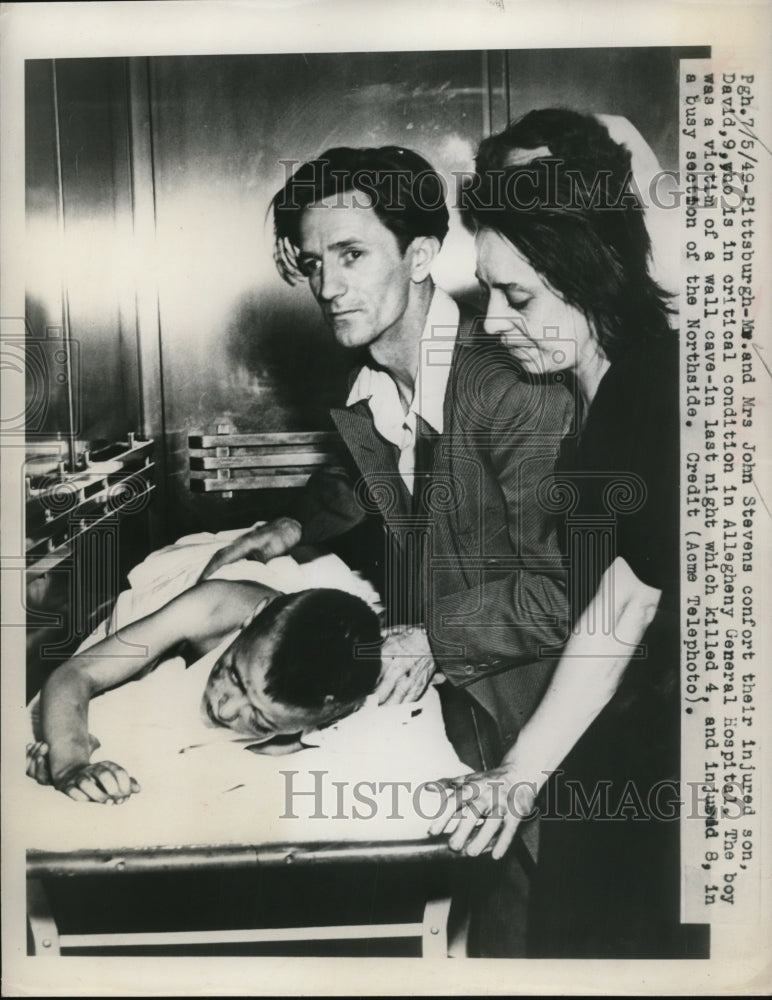 Load image into Gallery viewer, 1949 Press Photo Mr. and Mrs. John Stevens Comfort Son David Victim of Wall Cave
