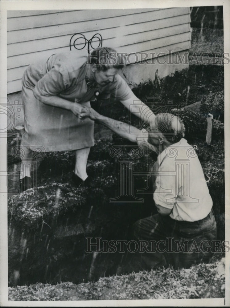 1946 Press Photo Mrs. James Sout Helps Husband James Stout Out of Caved Trench