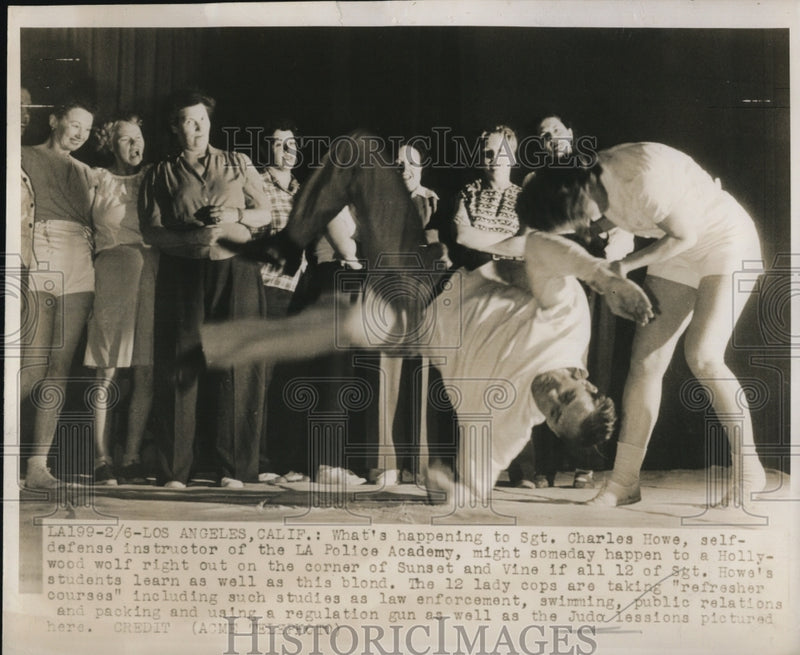 Load image into Gallery viewer, 1948 Press Photo LA Calif Sgt Charles Howe self defense at Police academy

