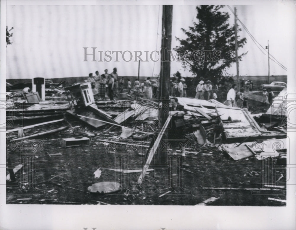 1953 Press Photo Adair Iowa neighbors look at wreckage of Boyd Falconer farm hom