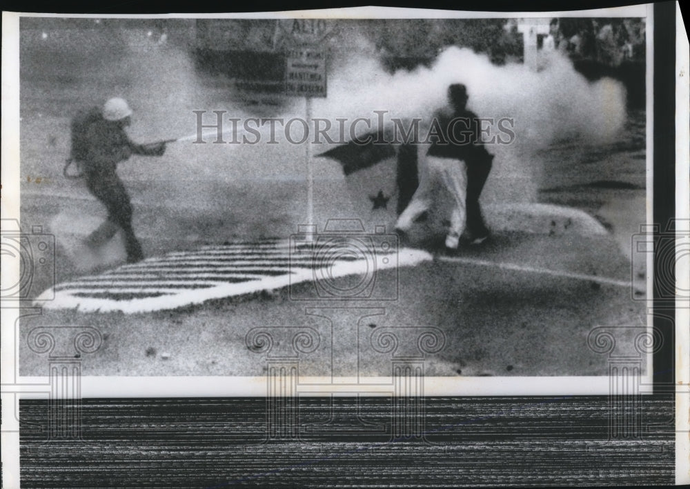 1959 Press Photo The riot in Panama between youths and police