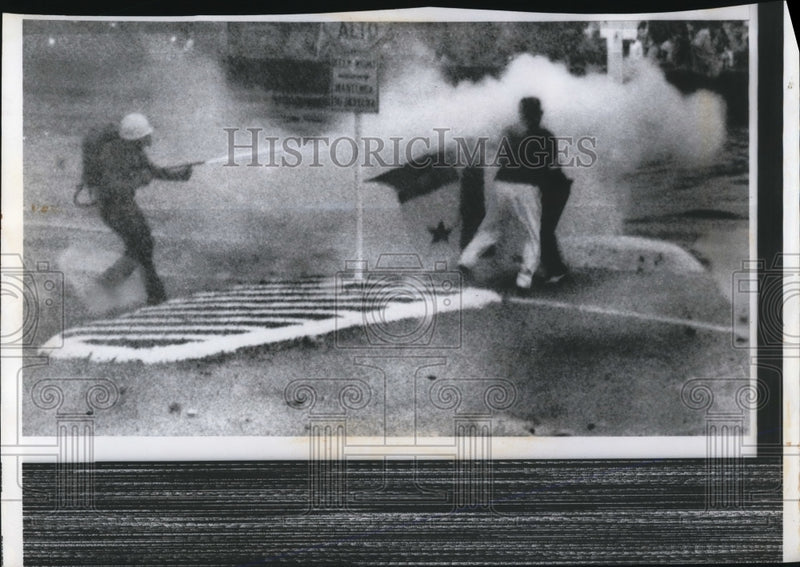 Load image into Gallery viewer, 1959 Press Photo The riot in Panama between youths and police
